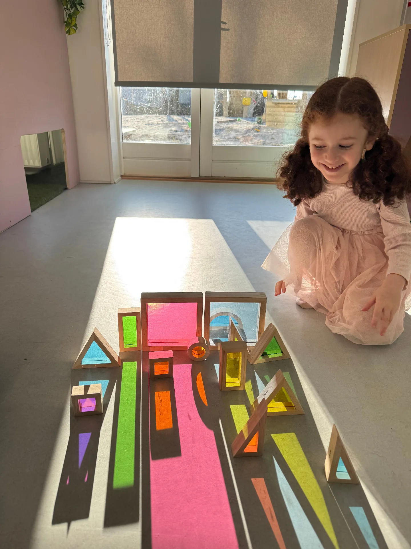 Glad barn leger med farverige lysblokke